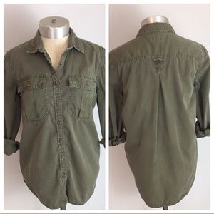 ✨ MAKE OFFER ✨

{BANANA REPUBLIC} ARMY GREEN BUTTON DOWN S…